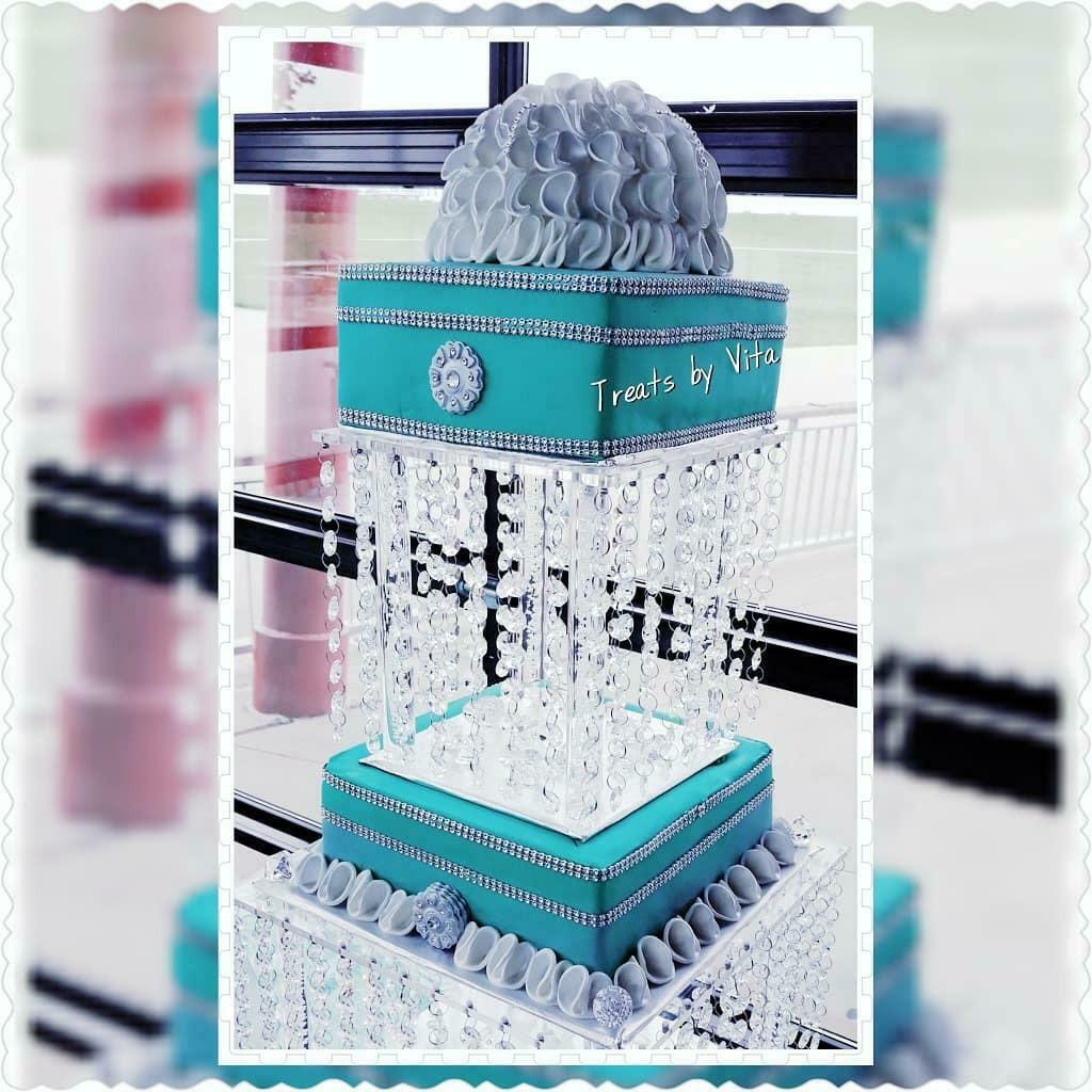 Set of 3 Clear Acrylic Cake Stands G162342