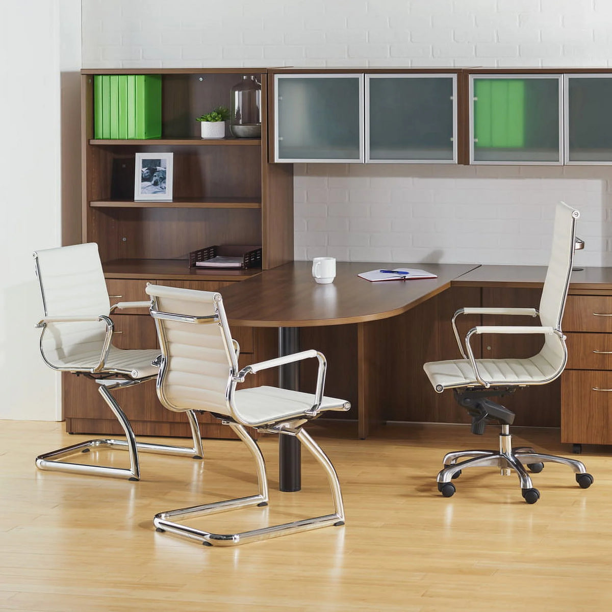 Modern Leather Guest Chair with Chromed Metal Arms Y415
